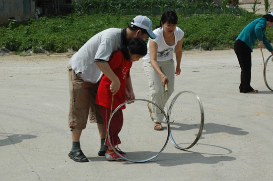 부래미 마을에서 굴렁쇠를 굴리는 중국 관광객