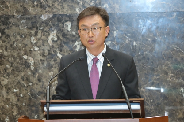 이천시의회에서 5분발언을 통해 구만리뜰 사업에 대해 지적하고 있는 김하식 의원.