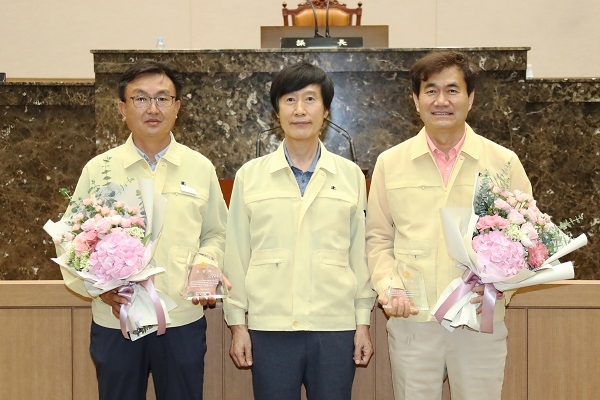 우수의원 표창패 수여(왼쪽부터 김하식 의원, 홍헌표 의장, 김학원 의원)