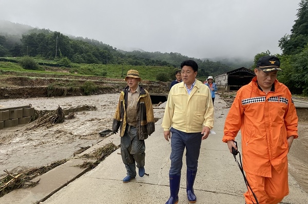 엄태준 이천시장이 붕괴된 이천시 율면 산양저수지 주변 피해상황을 점검하고 있다.