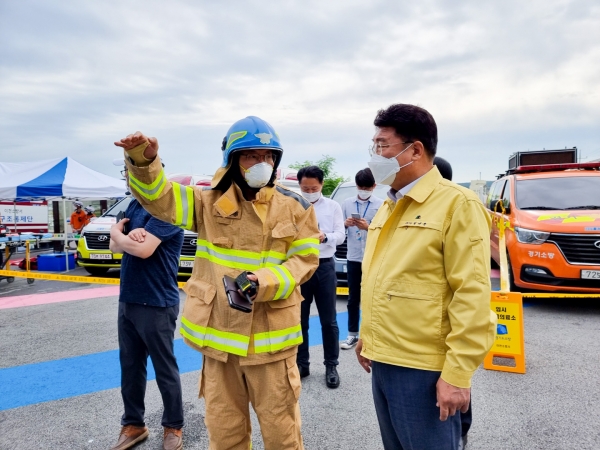쿠팡 물류센터 화재 현장을 방문한 엄태준 이천시장