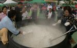 오는 23일부터 쌀문화축제가 설봉공원에서 열린다(사진은 지난해 열린 쌀문화축제중 대형가마에 밥짓기)