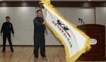 이천시청 공무원노조는 지난 31일 이천시청에서 위원장 이취임식을 개최했다. 사진은 최남수 신임 위원장이 조합기를 흔드는 모습.
