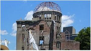 히로시마 평화공원 안에 있는 원폭돔은 원자폭탄의 참화를 그대로 보여 주고 있다. "핵무기의 폐기•세계의 영구평화"를 호소하는 히로시마 평화기념비이기도 하고, 1996년에 세계 문화 유산으로 등록되었다. (사진촬영: 필자)