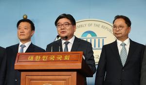 국회에서 민주당 입당 기자회견을 열고 있는 김용진 전 기재부 차관.